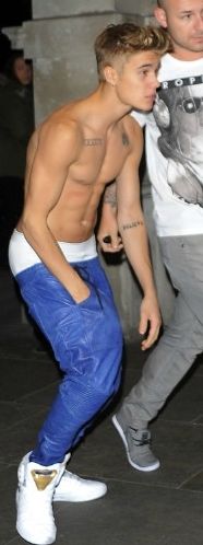 Justin Bieber takes his shirt off in London