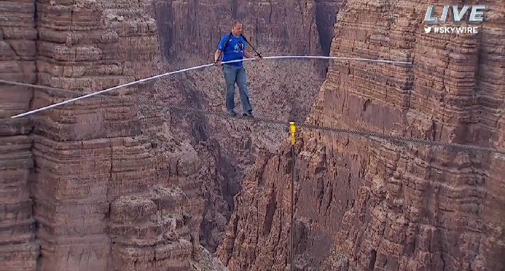 Man defies death , walks 1400 feet across grand canyon with no harness